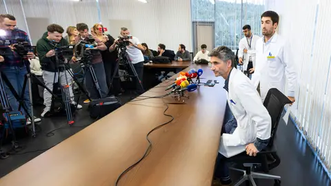 Imagen de archivo de la rueda de prensa ofrecida por el Hospital de Burgos al producirse el fallecimiento de los dos primeros pacientes. Muere un tercer paciente oncológico en Burgos tras recibir una sobredosis seis veces superior