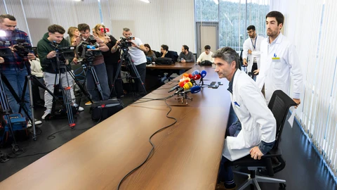 Imagen de archivo de la rueda de prensa ofrecida por el Hospital de Burgos al producirse el fallecimiento de los dos primeros pacientes.