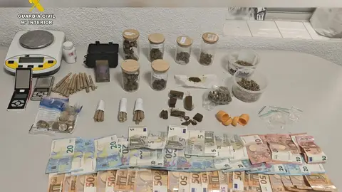 Dinero y drogas intervenidas en el club cannábico Dinero y drogas intervenidas en el club cannábico