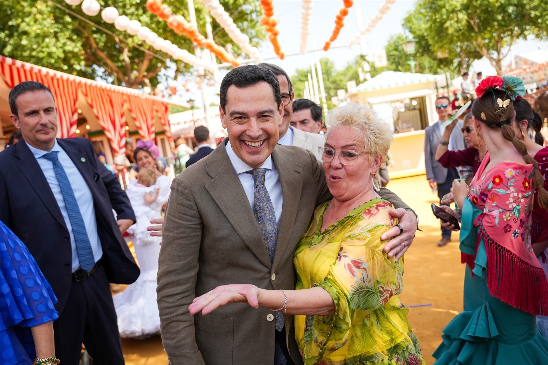 El presidente de la Junta de Andalucía, Juanma Moreno, pasea por la Feria de Abril. El presidente de la Junta de Andalucía, Juanma Moreno, pasea por la Feria de Abril.