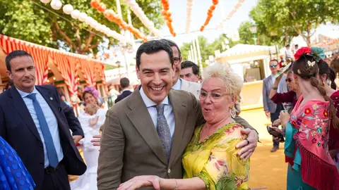 El presidente de la Junta de Andalucía, Juanma Moreno, pasea por la Feria de Abril. El presidente de la Junta de Andalucía, Juanma Moreno, pasea por la Feria de Abril.
