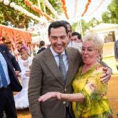 El presidente de la Junta de Andalucía, Juanma Moreno, pasea por la Feria de Abril.