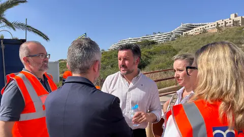 Alejandro García junto al alcalde de Elche esta semana en Los Arenales del Sol. Alejandro García junto al alcalde de Elche esta semana en Los Arenales del Sol.