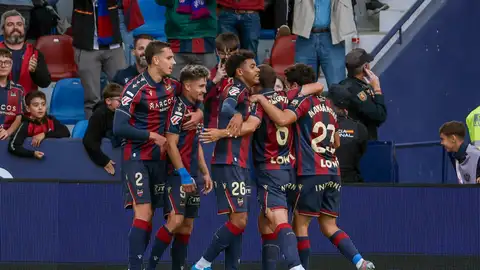 El Levante se engancha a la salvación y cerrará una jornada en la que podría salir del descenso El Levante se engancha a la salvación y cerrará una jornada en la que podría salir del descenso