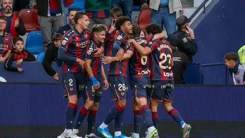 El Levante se engancha a la salvación y cerrará una jornada en la que podría salir del descenso El Levante se engancha a la salvación y cerrará una jornada en la que podría salir del descenso