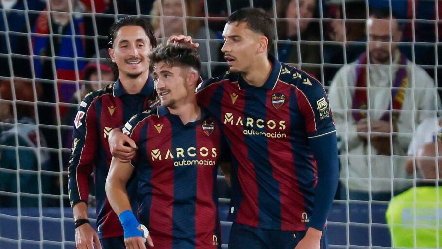 Iván Romero celebra un gol con el Levante