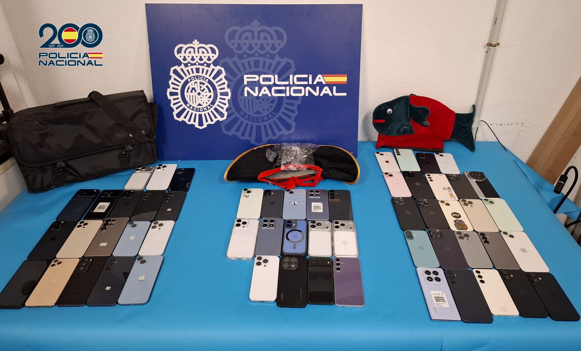 La Policía Nacional recupera 56 teléfonos móviles que fueron robados durante el Carnaval de Tenerife La Policía Nacional recupera 56 teléfonos móviles que fueron robados durante el Carnaval de Tenerife