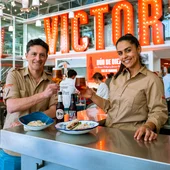 EME de Mariano en la fábrica de Cervezas Victoria con "Dúo de Diez" EME de Mariano en la fábrica de Cervezas Victoria con "Dúo de Diez"