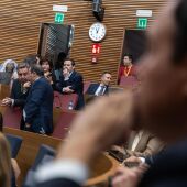 Archivo - El síndic de Vox, José María Llanos (i), durante el debate de investidura de Juanfran Pérez Llorca como nuevo president de la Generalitat, en Les Corts.