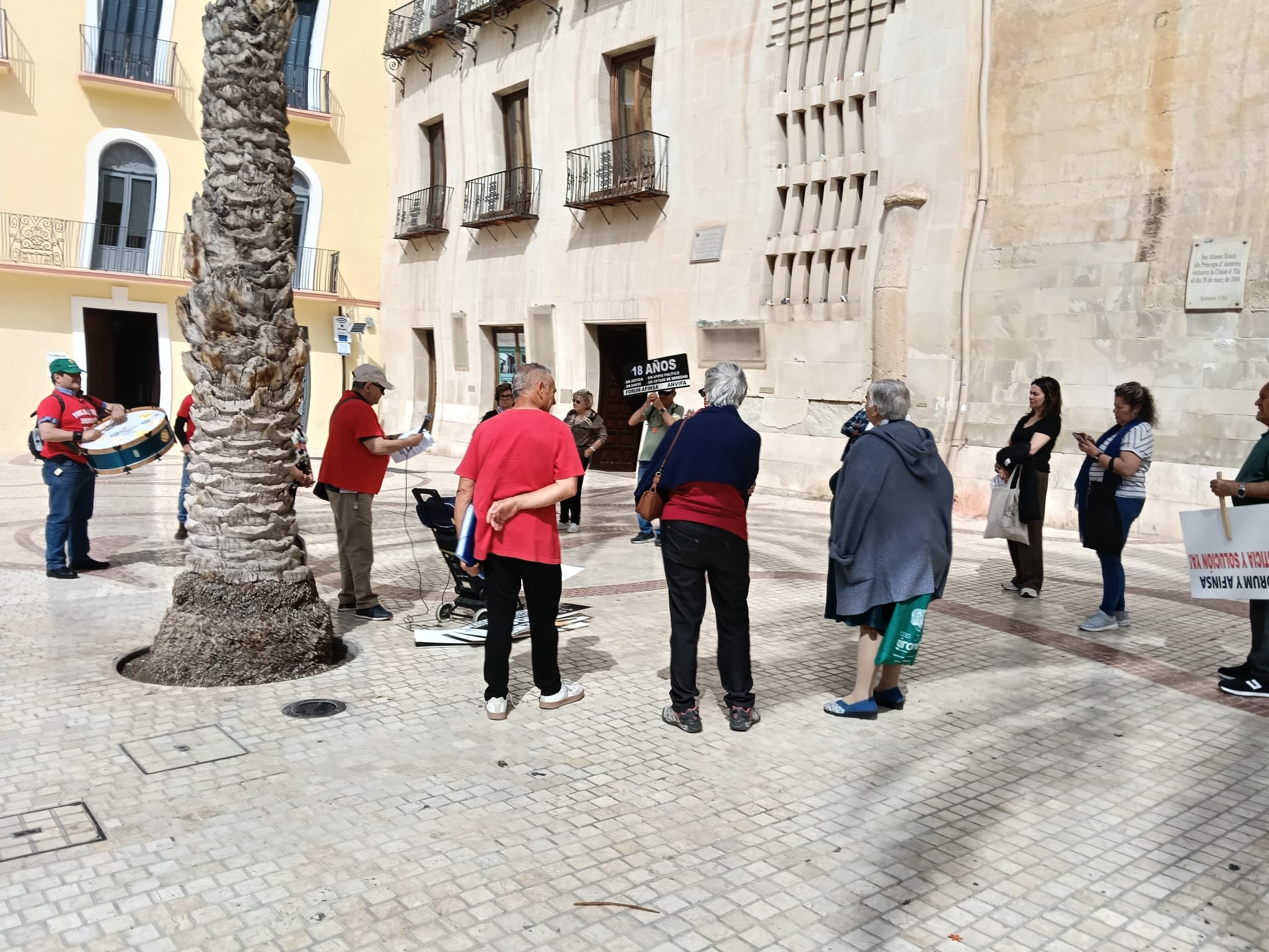 Afectados en Elche de las estafas de Afinsa y Fórum Filatélico retoman las movilizaciones Afectados en Elche de las estafas de Afinsa y Fórum Filatélico retoman las movilizaciones