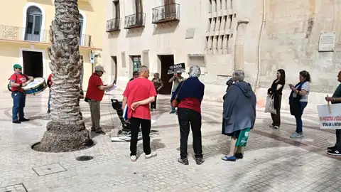Afectados en Elche de las estafas de Afinsa y Fórum Filatélico concentrados en la plaza de Baix. Afectados en Elche de las estafas de Afinsa y Fórum Filatélico concentrados en la plaza de Baix.