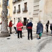 Afectados en Elche de las estafas de Afinsa y Fórum Filatélico concentrados en la plaza de Baix. 