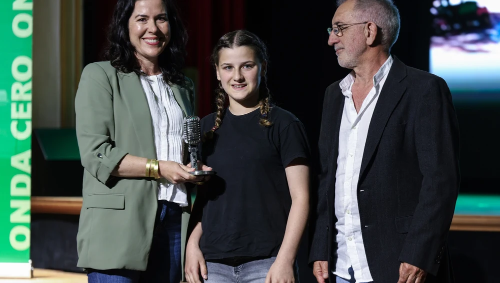 Neus Marí, directora de la Escola de la Mola, recogió el premio con una alumna del centro Neus Marí, directora de la Escola de la Mola, recogió el premio con una alumna del centro