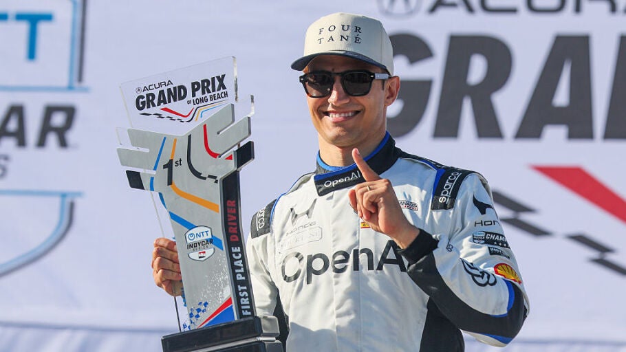 Alex Palou celebra su victoria en Long Beach