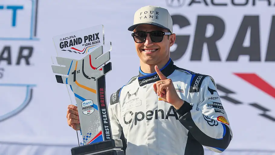 Alex Palou celebra su victoria en Long Beach Alex Palou celebra su victoria en Long Beach