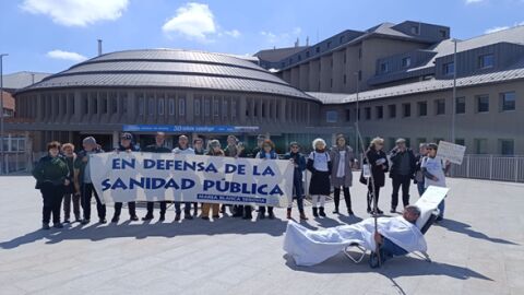 La Marea Blanca de Segovia ha vuelto a concentrarse para pedir camas de estancias medias para la provincia