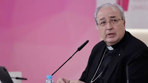 El secretario general de la Conferencia Episcopal Española, Francisco César García Magán, durante la rueda de prensa este viernes en Madrid. La Iglesia rechaza la idea de prioridad nacional: "No nos movemos a nivel de eslogan"