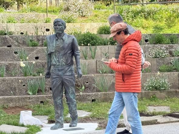 La alcaldesa Goretti Sanmartín defiende la instalación de la estatua de Moncho Reboiras mientras el portavoz del PP Borja Verea asegura que la retirará La alcaldesa Goretti Sanmartín defiende la instalación de la estatua de Moncho Reboiras mientras el portavoz del PP Borja Verea asegura que la retirará