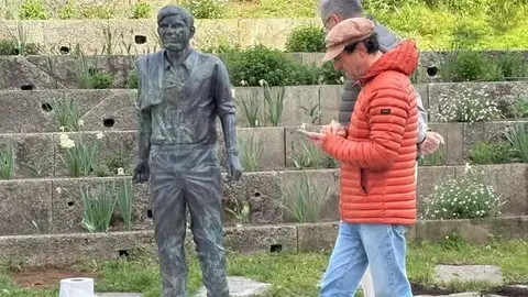 La alcaldesa Goretti Sanmartín defiende la instalación de la estatua de Moncho Reboiras mientras el portavoz del PP Borja Verea asegura que la retirará La alcaldesa Goretti Sanmartín defiende la instalación de la estatua de Moncho Reboiras mientras el portavoz del PP Borja Verea asegura que la retirará