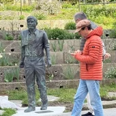 La alcaldesa Goretti Sanmartín defiende la instalación de la estatua de Moncho Reboiras mientras el portavoz del PP Borja Verea asegura que la retirará La alcaldesa Goretti Sanmartín defiende la instalación de la estatua de Moncho Reboiras mientras el portavoz del PP Borja Verea asegura que la retirará