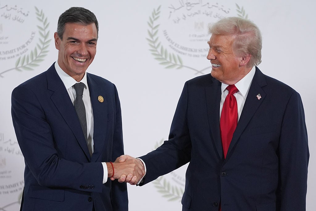 Sánchez y Trump se dan la mano en la cumbre de octubre de 2025 en Egipto. Sánchez y Trump se dan la mano en la cumbre de octubre de 2025 en Egipto.