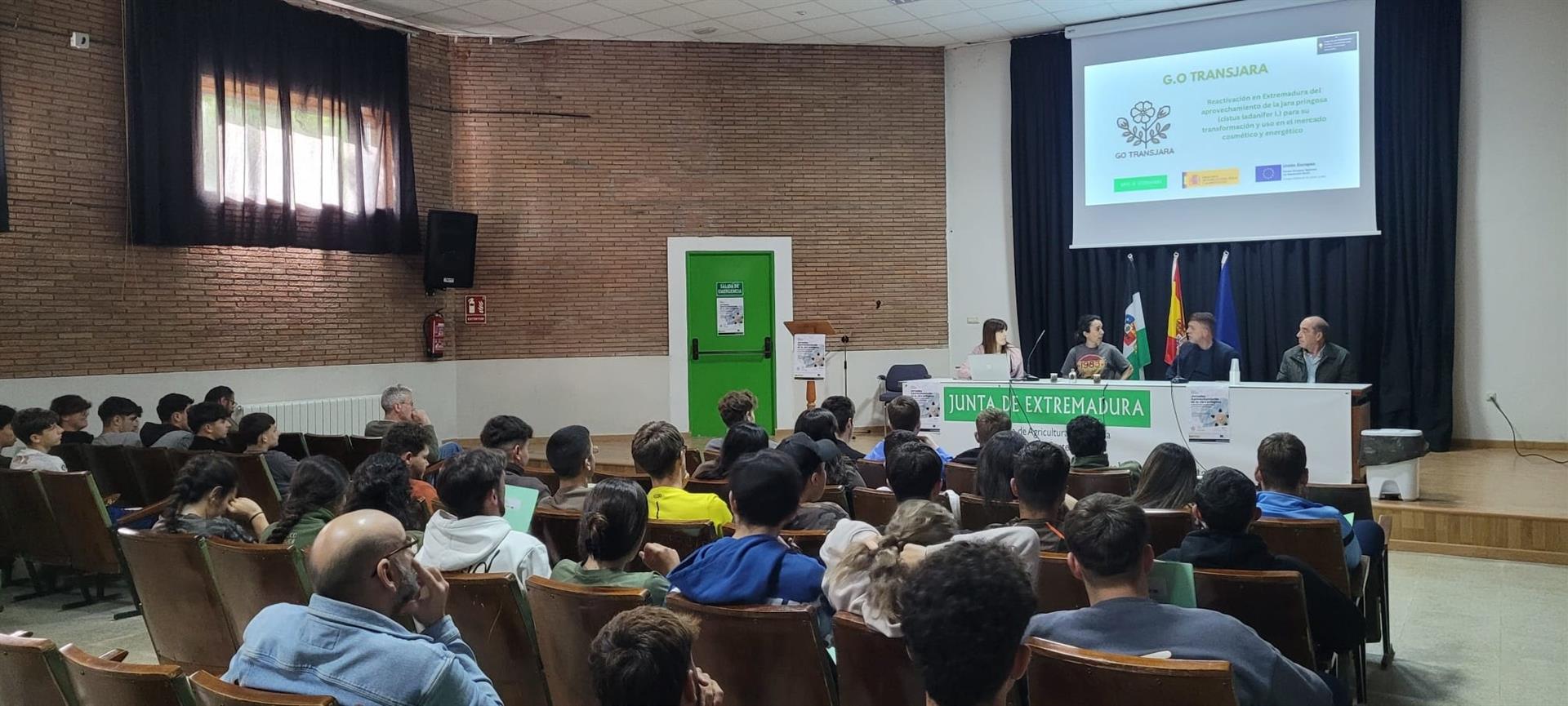 Una jornada en Navalmoral de la Mata aborda el aprovechamiento de la jara pringosa para impulsar el desarrollo rural Una jornada en Navalmoral de la Mata aborda el aprovechamiento de la jara pringosa para impulsar el desarrollo rural