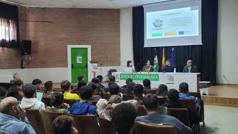 Una jornada en Navalmoral de la Mata aborda el aprovechamiento de la jara pringosa para impulsar el desarrollo rural Una jornada en Navalmoral de la Mata aborda el aprovechamiento de la jara pringosa para impulsar el desarrollo rural