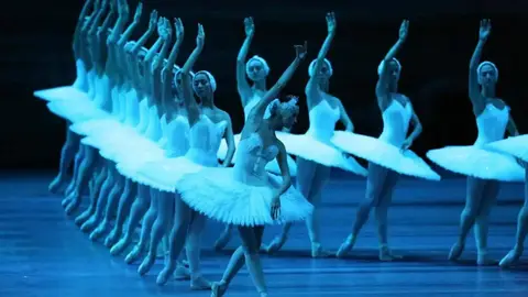 Este domingo 26 de abril, a las 12:30h, la Colección del Museo Ruso acoge la puesta en escena del “El lago de los cisnes” Este domingo 26 de abril, a las 12:30h, la Colección del Museo Ruso acoge la puesta en escena del “El lago de los cisnes”