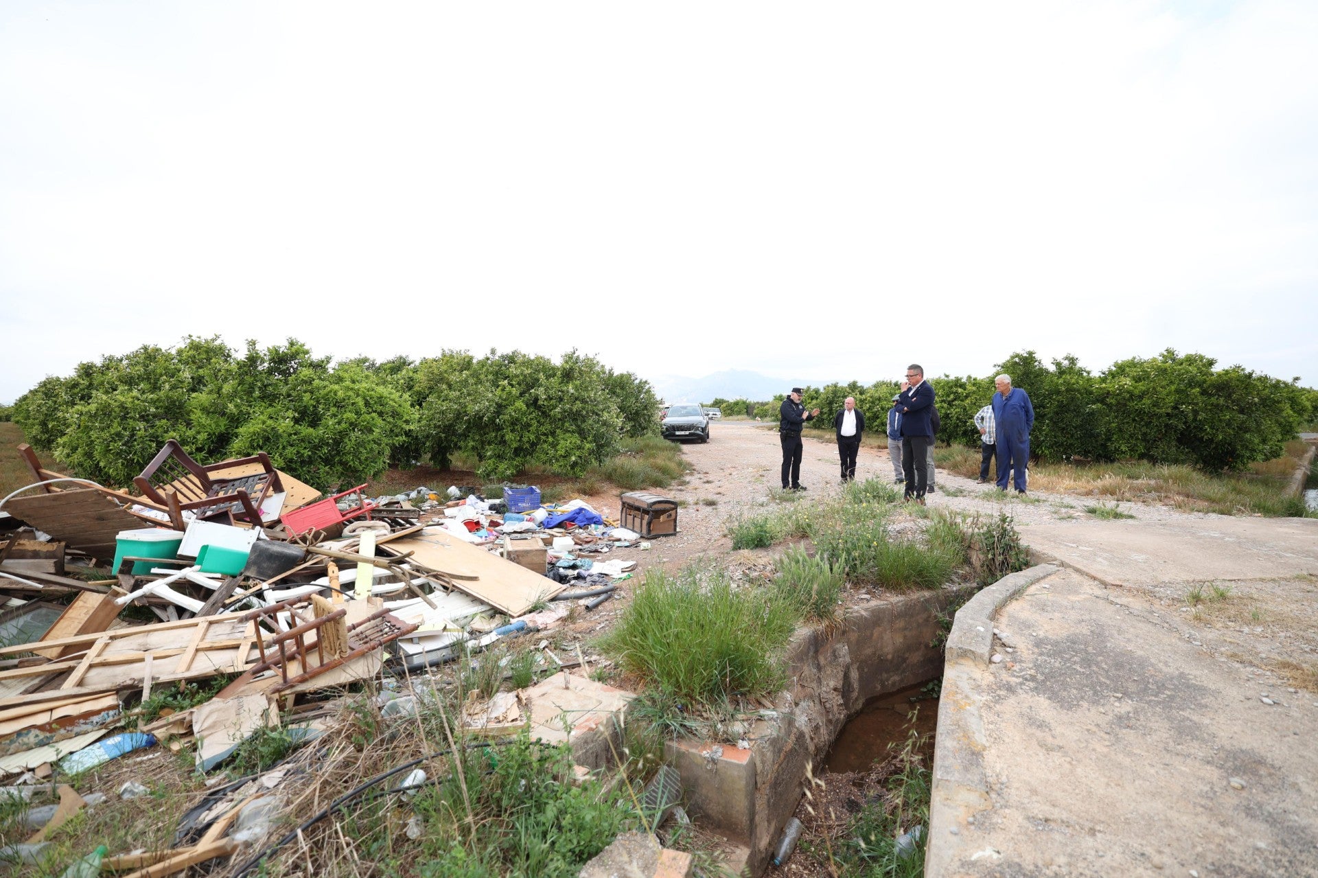 Propietarios de fincas agrícolas en el Camí La Pedrera de Burriana denuncian vertederos ilegales Propietarios de fincas agrícolas en el Camí La Pedrera de Burriana denuncian vertederos ilegales