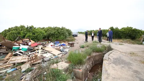 Propietarios de las fincas agrícolas en el Camí La Pedrera de Burriana denuncian vertederos ilegales procedentes de obras domésticas sin declarar Propietarios de las fincas agrícolas en el Camí La Pedrera de Burriana denuncian vertederos ilegales procedentes de obras domésticas sin declarar