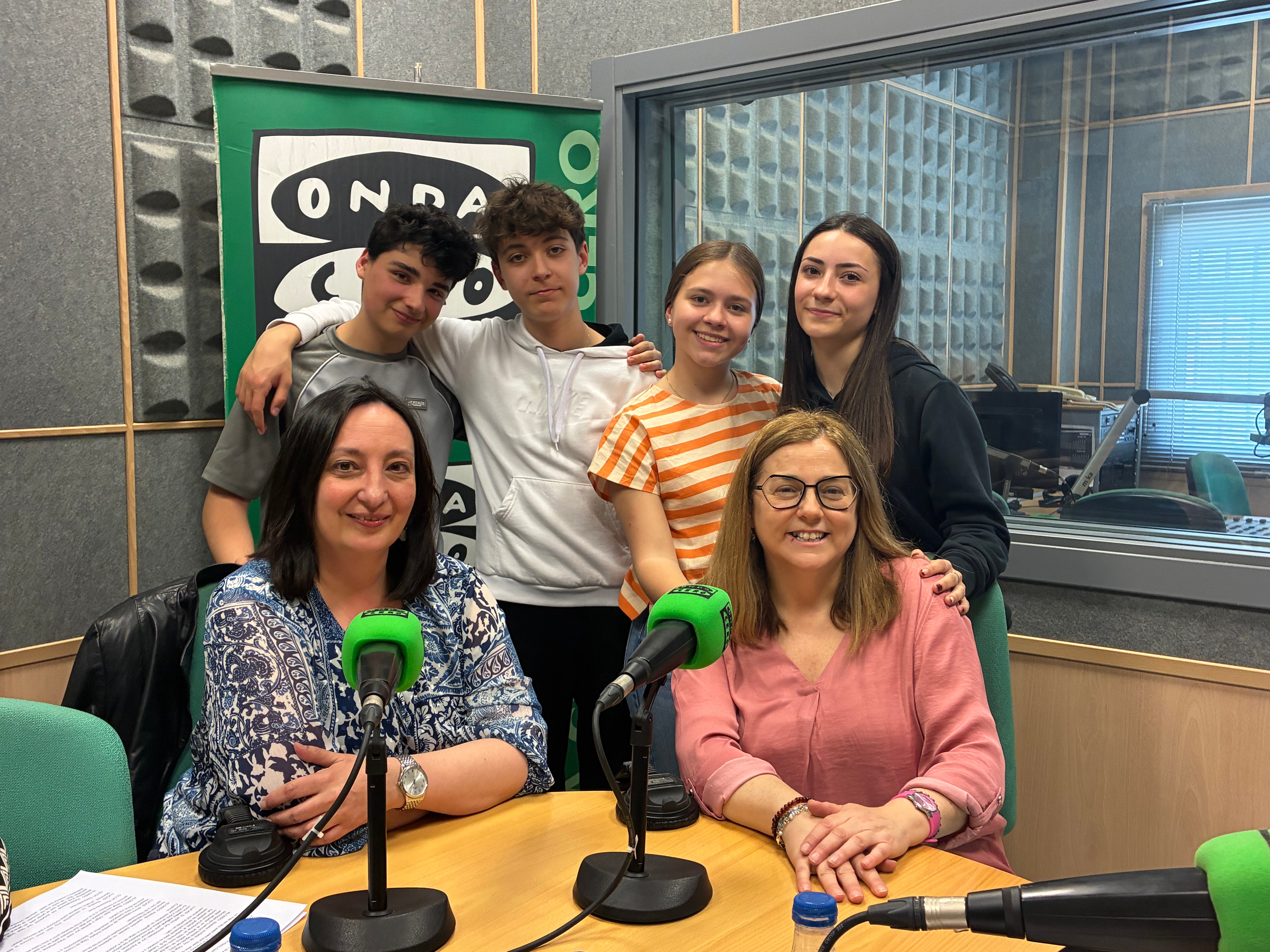 El alumnado del IES Alfonso VIII entrevista a la directora de la Biblioteca municipal de Cuenca El alumnado del IES Alfonso VIII entrevista a la directora de la Biblioteca municipal de Cuenca