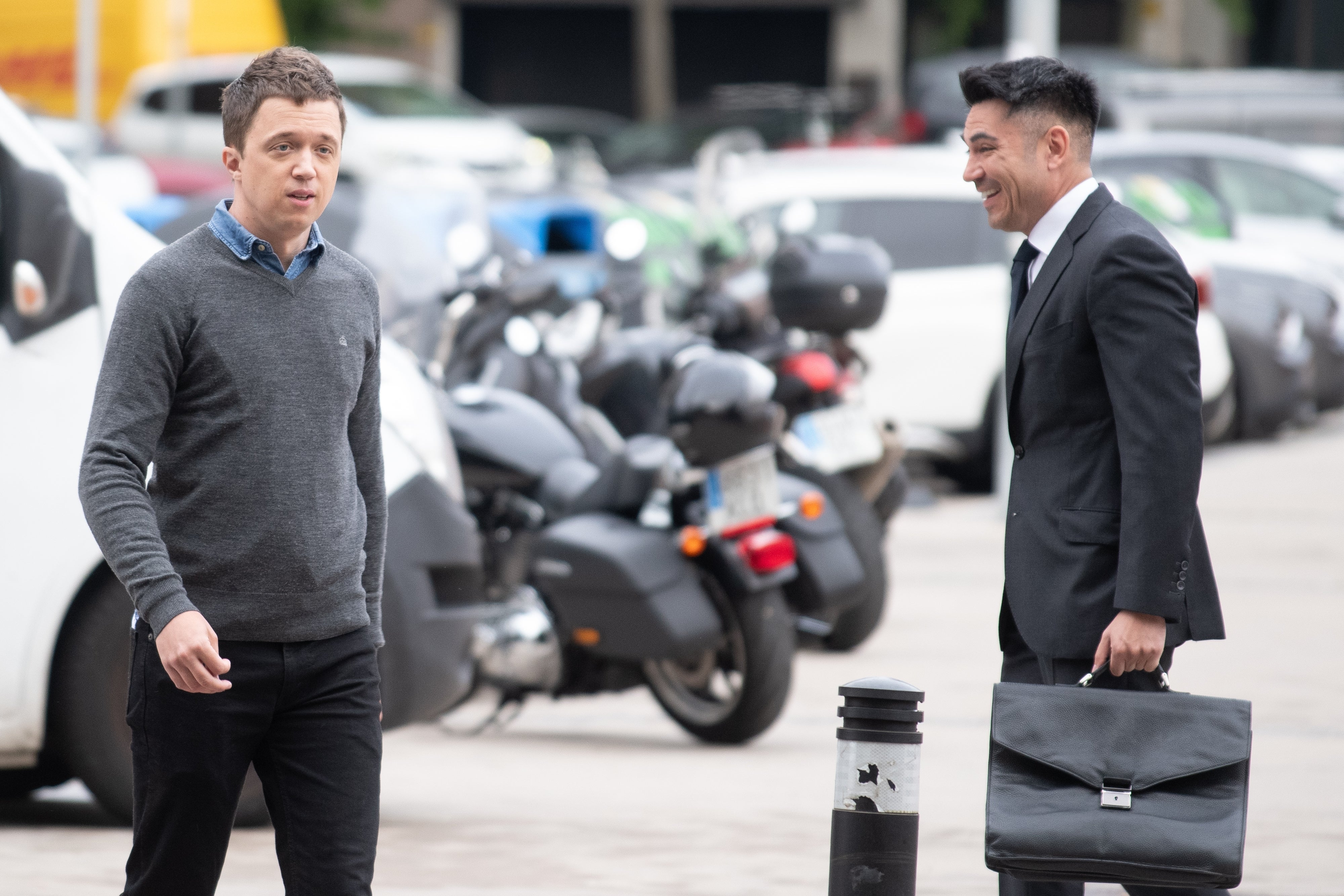 El exportavoz de Sumar, Íñigo Errejón, y el exabogado de Elisa Mouliaá, Alfredo Arrién, a su llegada a los juzgados de Plaza de Castilla, a 24 de abril de 2026. El exportavoz de Sumar, Íñigo Errejón, y el exabogado de Elisa Mouliaá, Alfredo Arrién, a su llegada a los juzgados de Plaza de Castilla, a 24 de abril de 2026.
