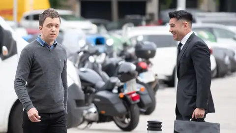 El exportavoz de Sumar, Íñigo Errejón, y el exabogado de Elisa Mouliaá, Alfredo Arrién, a su llegada a los juzgados de Plaza de Castilla, a 24 de abril de 2026. El exportavoz de Sumar, Íñigo Errejón, y el exabogado de Elisa Mouliaá, Alfredo Arrién, a su llegada a los juzgados de Plaza de Castilla, a 24 de abril de 2026.