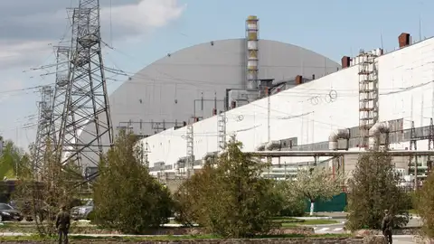 Imagen de archivo de la nueva cubierta sobre los restos del reactor nuclear de la Unidad 4, durante la conmemoración de la explosión de este reactor en Chernóbil. Imagen de archivo de la nueva cubierta sobre los restos del reactor nuclear de la Unidad 4, durante la conmemoración de la explosión de este reactor en Chernóbil.