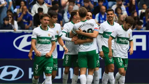 El Elche celebra el gol de Bigas en el Carlos Tartiere. El Elche celebra el gol de Bigas en el Carlos Tartiere.