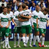 El Elche celebra el gol de Bigas en el Carlos Tartiere.