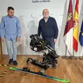 El gobierno regional impulsa la igualdad con una silla adaptada para esquí a las personas con discapacidad El gobierno regional impulsa la igualdad con una silla adaptada para esquí a las personas con discapacidad