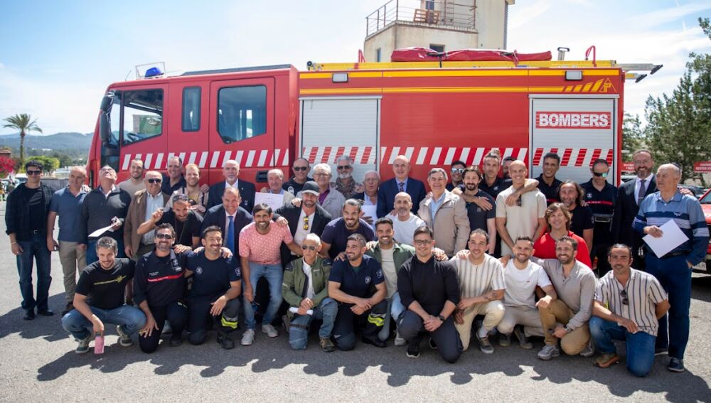 Foto de familia en la Diada de los Bomberos de Ibiza
