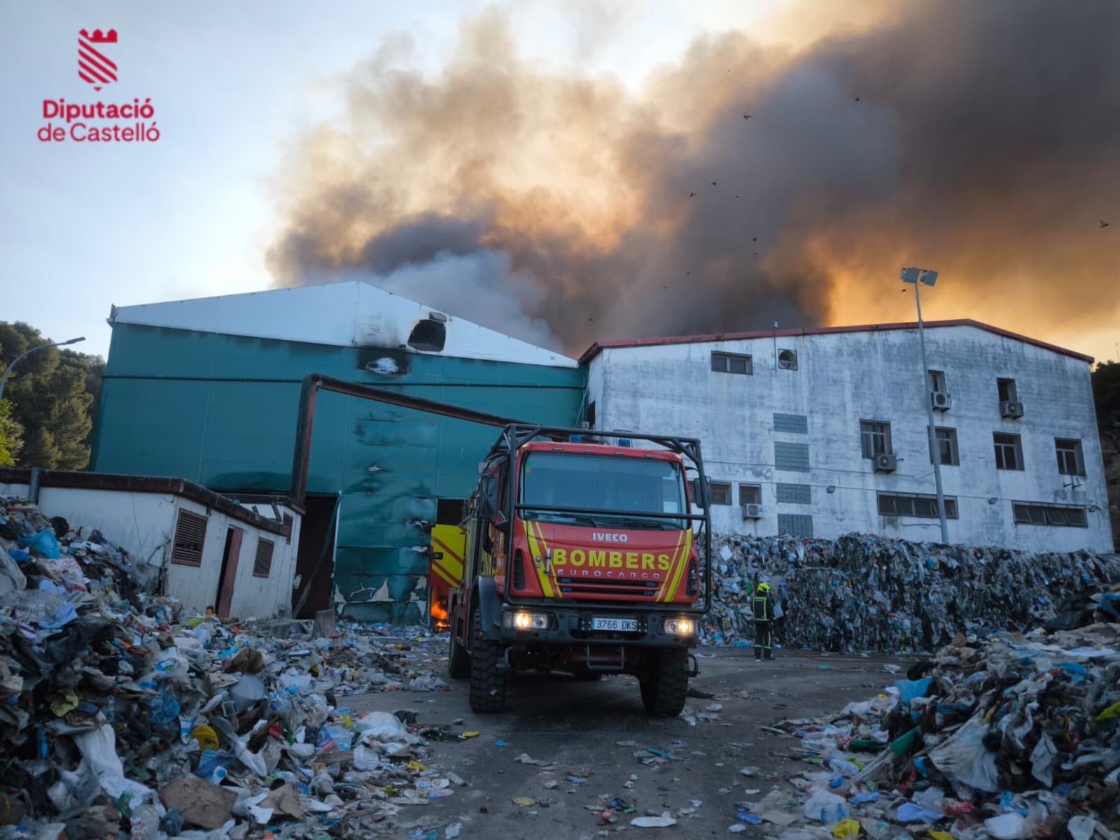 Acotado y controlado el incendio en la planta de reciclaje de Onda Acotado y controlado el incendio en la planta de reciclaje de Onda