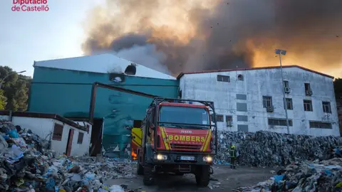 Confinado el incendio en la planta de reciclaje de Onda Confinado el incendio en la planta de reciclaje de Onda