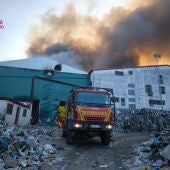 Confinado el incendio en la planta de reciclaje de Onda