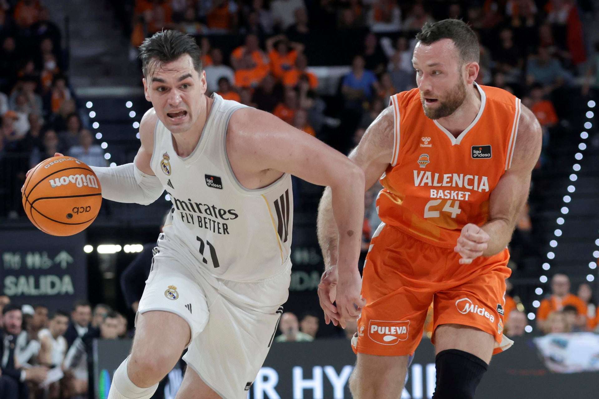 Tavares y Hezonja desconectan al Valencia y lanzan a un Real Madrid más líder Tavares y Hezonja desconectan al Valencia y lanzan a un Real Madrid más líder
