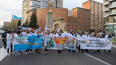 Un momento de la manifestación convocada el 20 de marzo por los Sindicatos Médicos de Aragón. Un momento de la manifestación convocada el 20 de marzo por los Sindicatos Médicos de Aragón.