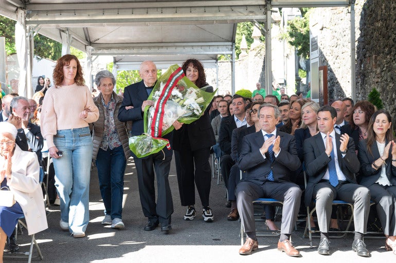 Gernika recuerda 89 años después a las víctimas del bombardeo con una ofrenda floral y misa en el cementerio Gernika recuerda 89 años después a las víctimas del bombardeo con una ofrenda floral y misa en el cementerio