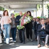 Gernika recuerda 89 años después a las víctimas del bombardeo con una ofrenda floral y misa en el cementerio Gernika recuerda 89 años después a las víctimas del bombardeo con una ofrenda floral y misa en el cementerio
