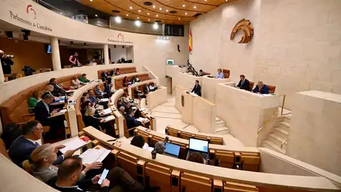 Momento del debate del proyecto de presupuestos para 2026 en el Parlamento de Cantabria Momento del debate del proyecto de presupuestos para 2026 en el Parlamento de Cantabria