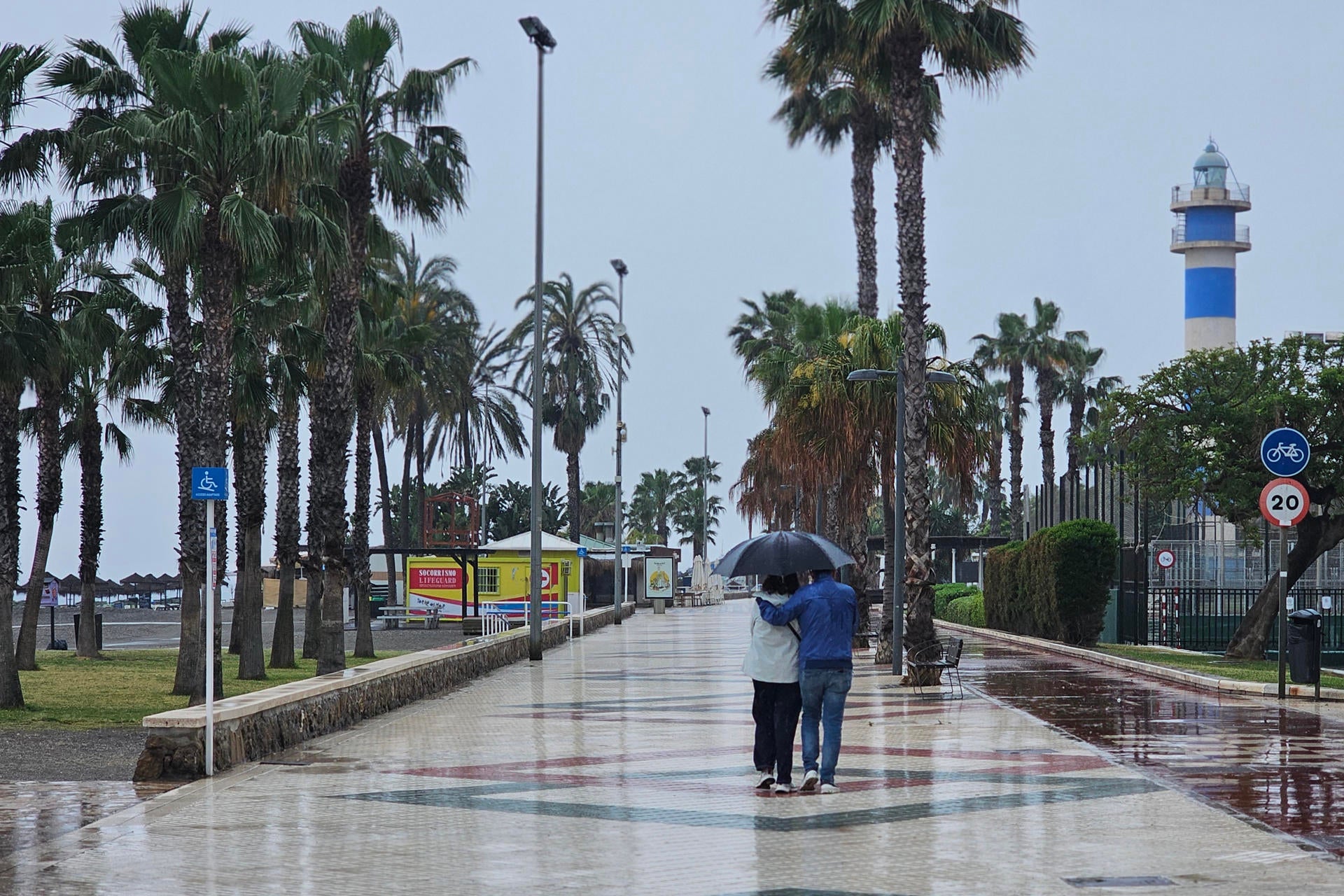 Varias personas pasean por el paseo marítimo de Torre del Mar, en Vélez-Málaga. Varias personas pasean por el paseo marítimo de Torre del Mar, en Vélez-Málaga.