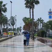 Varias personas pasean por el paseo marítimo de Torre del Mar, en Vélez-Málaga. Varias personas pasean por el paseo marítimo de Torre del Mar, en Vélez-Málaga.