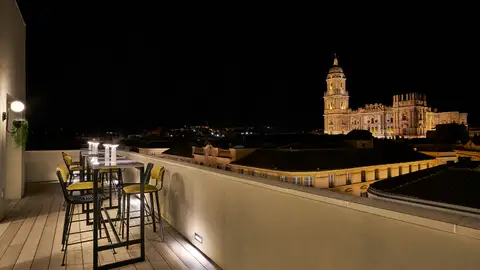 Vincci Larios Diez 4* se suma a La Noche en Blanco de Málaga con un menú especial y un cóctel inspirado en el grupo musical Oasis Larios