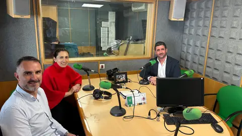 Pablo Conde, director comercial del Grupo Breogán con Ángel Expósito e Inés Bastos desde el Casino de Vigo Motor en Más de Uno Pontevedra